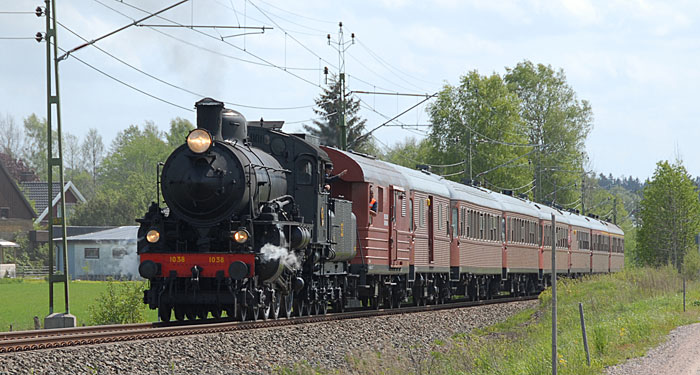 19 maj. Hr passerar tg 69042 i full fart Horshaga p linjen mellan Vedum och Vara