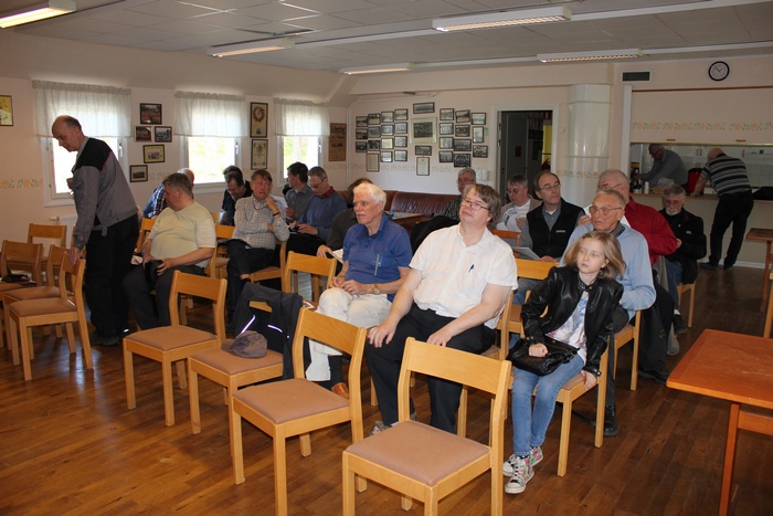 rsmtesdeltagarna hller p att komma in i klubblokalen och snart r det dags att brja mtet.