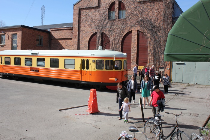 Besökarna fick åka ståndsmässigt i rälsbussen Y7 1113 mellan Järnvägsmuseet och Nynäs.