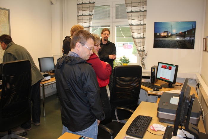Bilden ovan visar en av de arbetsplatser där bilder digitaliseras och tolkas.