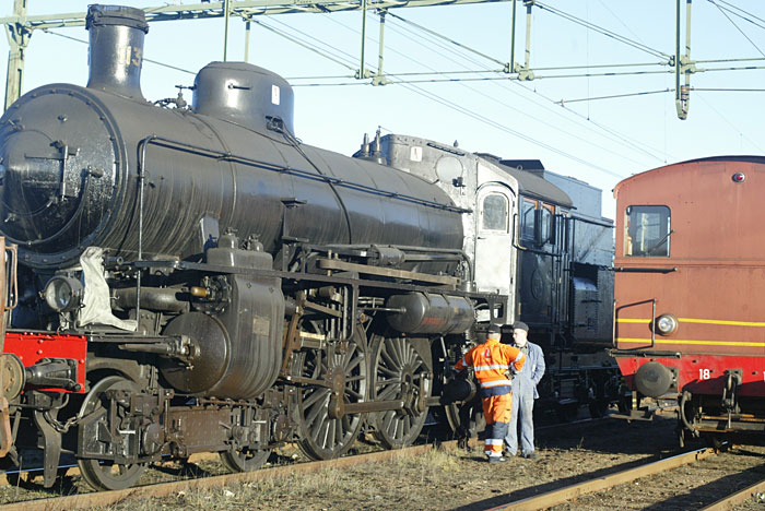 P bangrden i str det nyss anlnda ngloket SJ B 1135. Detta nglok ska tillsvidare placeras Herrljunga lokstall. P bilden ser vi Hans Sjgren och Robert Sundstrm. Foto: Per-ke Lampemo