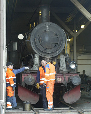 Utsmrjningen av ngloket SJ E 902 ska strax pbrjas. Frn Vnster: Hans Sjgren, Robert Sundstrm, Martin hlin och Johan von Oelreich. Foto: Per-ke Lampemo.