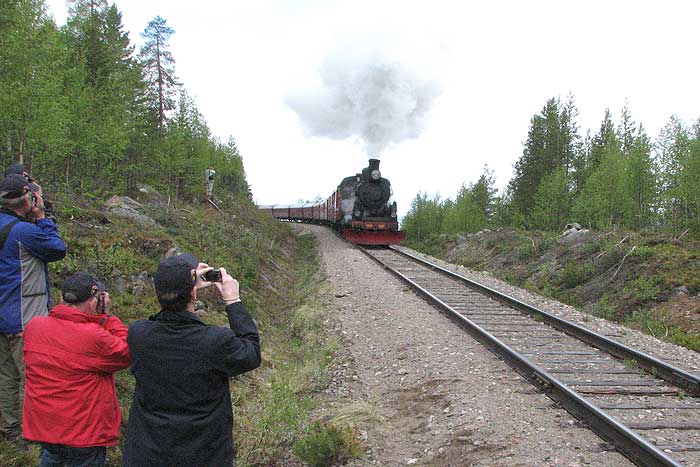 12 juni. Arvidsjaurs Järnvägsförenings E2 1241 drar tåget från Slagnäs till Arvidsjaur.