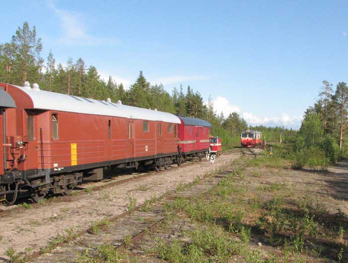 Kåbdalis 12 juni. IBAB:s bevakningsdressin har ställt sig bakom vårt tåg varefter den ordinarie norrgående motorvagnen gör förbigång.