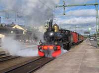 Cc 404 med 1904-års tåg startar från Gävle Central.