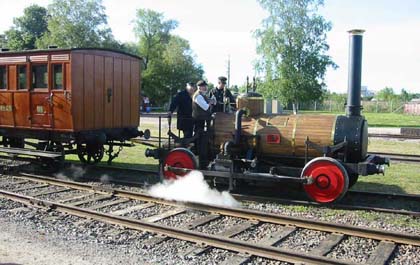 Sveriges Järnvägsmuseum på museidagen 2004-09-11. Året tema var "ångloket 200 år". Vad passade då inte bättr än att Förstlingen 2 beskökte museet. Under dagen körde loket korta turer turer med passagerare. Resenärerna fick verkligen åka "musealt" i en replik av Köping - Hults Järnväg personvagn. Repliken byggdes av TGOJ 1956 inför järnvägarnas 100-års jubileum. . Foto: Rolf Sten.