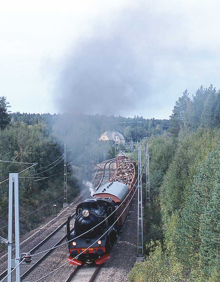En av dagens höjdpunkter, E10 1746 med det första godståget närmar sig Bomansberget där det stannade. Därefter drogs tåget tillbaka av de två Da-loken som gick i tågets norra ände