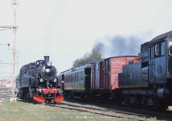S1 1923 står beredd att gå in och byta av R 976 som dragkraft till pendeltåget.