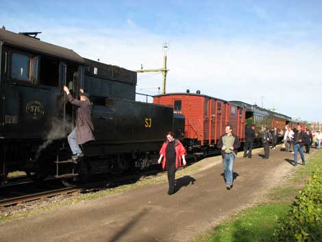 "Frsta lasset" med pendel resenrer kliver ut i solskenet. Foto: Rolf Steen.