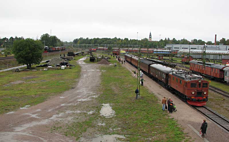 Tåg från Kolforsen ankommer till Hennans station. Ute på linjen syns ett av Furuvikstågen på väg tillbaka till Gävle. Foto: Rolf Sten