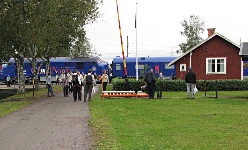  Miniatyrtåget med modell av rälsbuss Y6 och banvaktsstugan Hosäter i bakgrunden. Foto: Rolf Sten