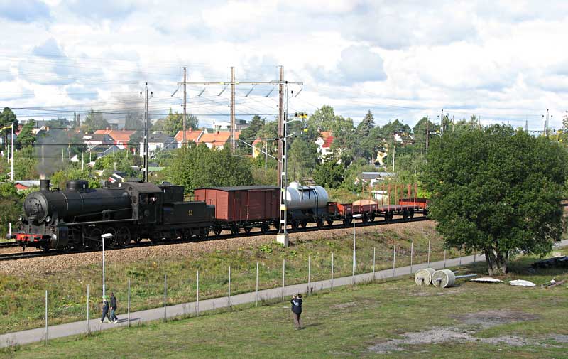 Vi har kommit till sndagen och vdret blev betydligt bttre. R 976 med kort godstg har stannat utanfr museet fr att strax dra igng en ljudlig upplevelse.  Foto: Rolf Sten